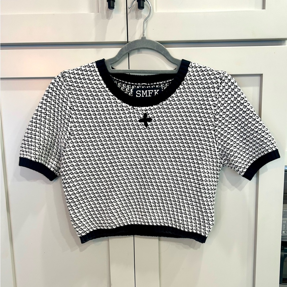 SMFK Women's Black and White Crew Neck Sweater PTP 16